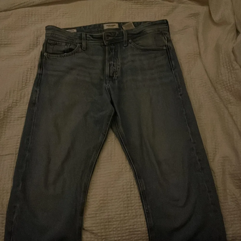 Ett par ganska nya Jack and Jones jeans som bara är använda cirka 10 gånger i utmärkt skick storlek 31 X 30 Köpta för 699 på Jack and Jones butik.. Jeans & Byxor.