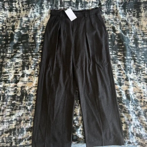 Filippa K flannel wide pants - Tjena Säljer dessa fina byxorna från Filippa K Wide fit med pleats, gjord på en ull blandning , passar M/L  Storlek 50 De är helt nya och skickas i en Filippa K frakt påse Vid frågor eller intresse skriv!