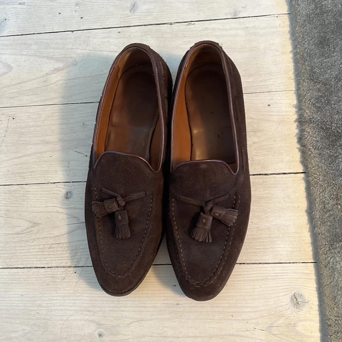Bruna mocka loafers med tofsar