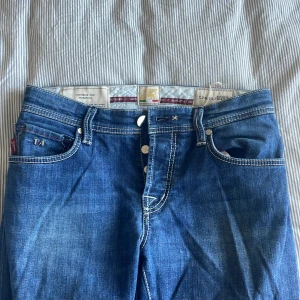 Tramarossa jeans  - Säljer ett par snygga blå jeans från tramarossa som är ett italienskt märke och är handgjorda i Italien. Jeansen är oanvända. 