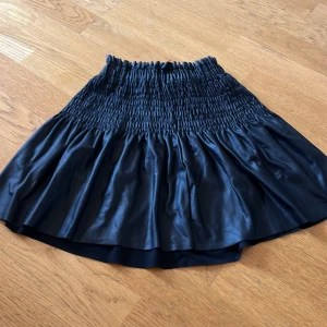 En skinnkjol (inte riktigt skinn) - En skinnkjol (inte riktigt skinn), med bra skick