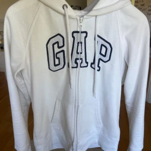 Gap kofta -  Säljer nu denna fina kofta från Gap, då den inte kommer till användning💕. Den är i jättefint skick och pris går att diskuteras vid snabb affär, Det är bara att höra av dig om du undrar något💕💕