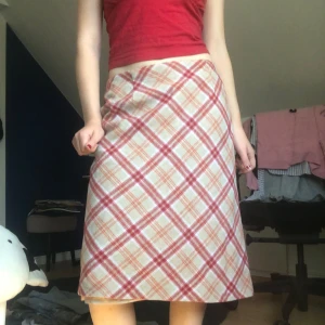 Rutig kjol från Esprit - Säljer en superfin rutig kjol från Esprit i storlek M men passar också S. Kjolen är beige med röda och vita rutor, perfekt för höst och vår. Den är knälång och har en söt passform. Gjord utav ull vilket gör den varm och bra för kallare väder. Hör av dig om du har frågor.💓