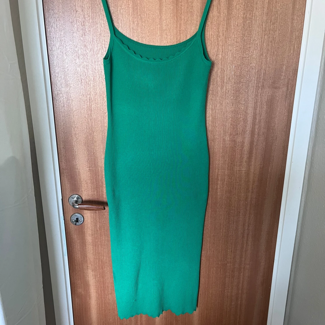 Grön ribbad klänning