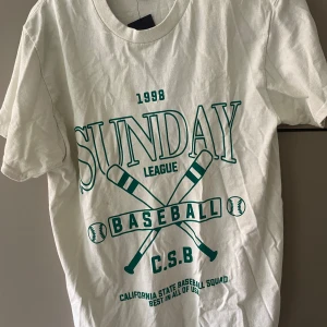 T shirt - En vit t shirt med tryck från asos. Stl xs