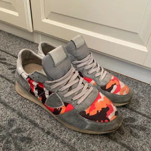 Philipe Model Skor Camo - Sparsamt använda, riktigt skön sula och sköna att gå i. Denna colorwayen är svår att finna så passa på! Passar strl 43-45. Kom med prisförslag 