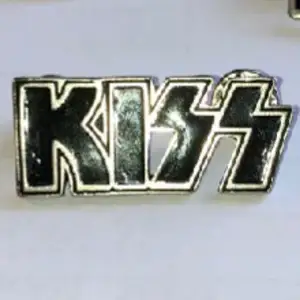 Enamel pin med Kiss-logga, perfekt på en jacka eller väska