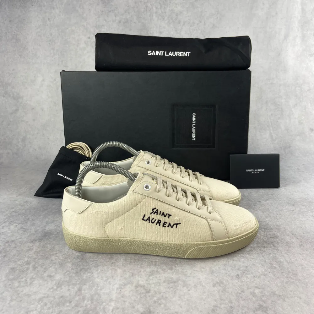 VI TAR EJ BYTEN! Saint Laurent court classic sneaker | Skick: 10/10, allt og ingår | Storlek: 40 & 41 | Nypris: 7000+ | Pris: 4500 | Fraktar via postnord på köparens bekostnad | Hör av dig vid minsta fråga eller fundering📩. Skor.