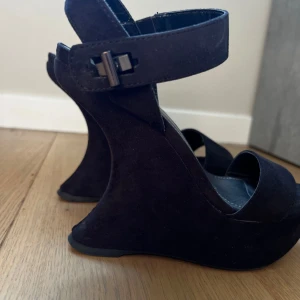 Skor - Nya skor saknas en liten del att stänga syns på bild 