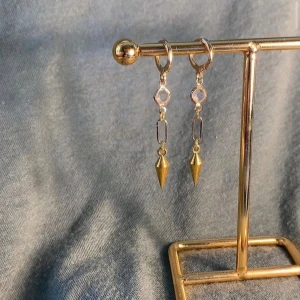 Örhängen  - Så fina örhängen. Köp för 119kr/st eller 199kr/paret. Modell 074