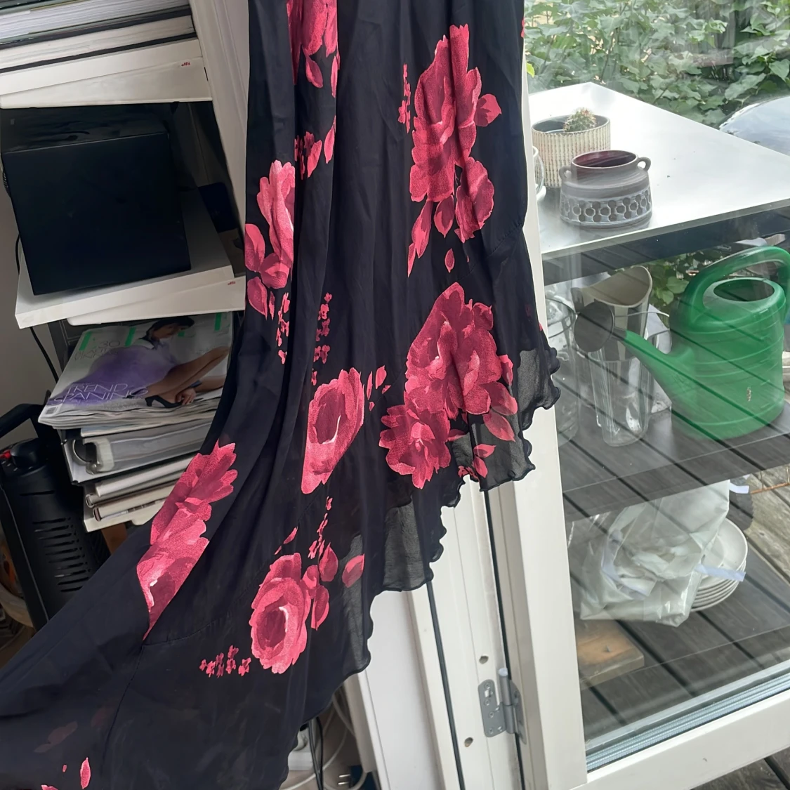 Svart klänning med röda rosor på - 92