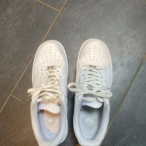 Nike air force  - Tja, säljer nu mina nike air force1, de är helt nya använd en gång De är i stolek 44 men passar även 43, box och allt ingår, nypris 1300 Pris kan diskuteras vid snabb affär 
