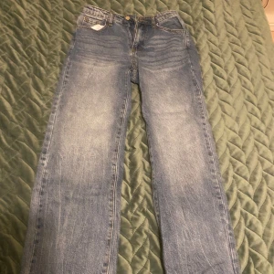 Jeans  - Läng: 97 - 99 cm  Bred på en jeans-sida: 20 cm Waist längd : 36 cm Väldigt stretchigt material och stark oxå!  Fast den är använd flera gånger   