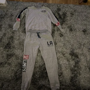 En hel dress  - En hel dress ganska bra skick storlek S på båda 