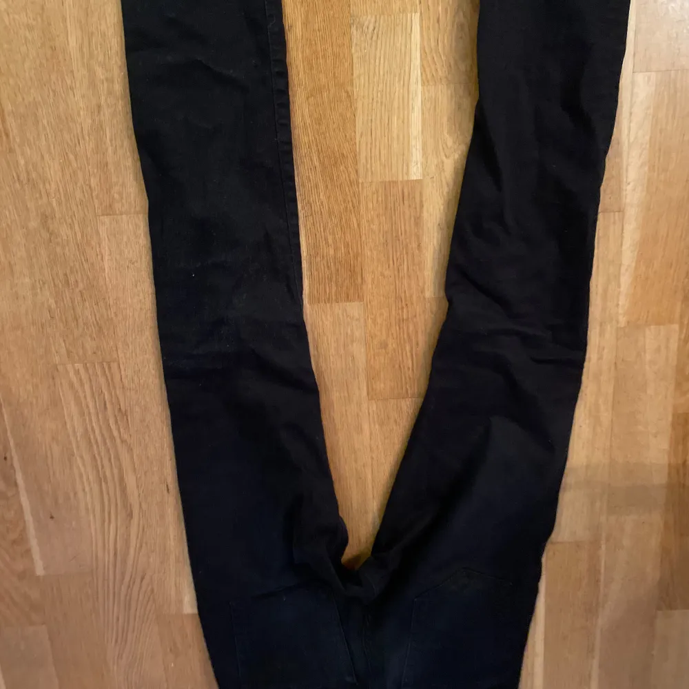 Svarta slimfit jeans från Jack and Jones  Storlek: W27 L32. Jeans & Byxor.