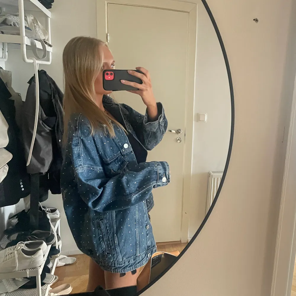 Jättecool jeansjacka från zara med små diamanter över hela jackan. Aldrig använd, prislapp kvar! I storlek S-M. Men då den är oversize passar den dom flesta storlekarna. . Jackor.