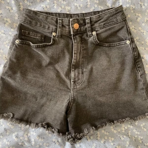 Jeans shorts - Svarta jeans shorts från HM, bra skick, storlek 34