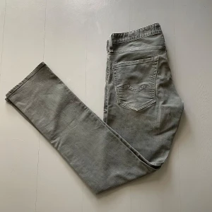 Replay jeans - Schyssta replay jeans i ljusgrå färg | Storlek 32 och sitter slim på mig | Mycket bra skick🙌🏼 |
