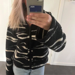 Hm teddyjacka zebra - Säljer min populära fleece/teddyjacka i zebra mönster fårn HM💗 Endast använd fåtal gånger!
