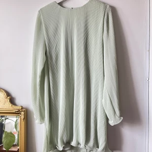 Mintgrön klänning  - Säljer denna jättefina klänningen som aldrig blivit använd, prislappen finns kvar. Så himla fin och önskar jag fick tillfälle att använda den💕jag brukar ha 38-40 på klänningar så den är lite större i storleken. Säljer för 400:- (nypris 599:-) 