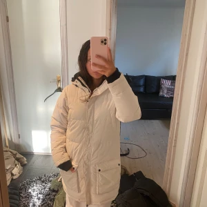 Vinterjacka - Jätteskön och lång vinterjacka som inte används❤️