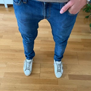 Nudie jeans - Säljer nu mina slim fit Nudie jeans då de inte kommer till användning. Använda ca 2 gånger så i princip helt nya. Passar bäst på någon som är ca 180 cm.Hör av er vid funderingar, pris kan ändras vid snabb affär 