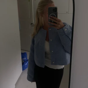 Jacka - Säljer denna fina jacka från H&M som är i nyskick med prislapp kvar! Nypris 299kr💗