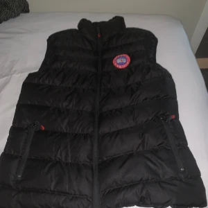 Canada goose väst - Typ aldrig använd för den är för stor för mig. Den är lite sönder inne vid dragkedjan, kan skicka bild på det om man frågar. (Inte äkta)