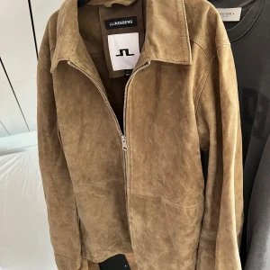 J.lindberg mocka jacka - J.Lindberg mocka jacka i storlek S. Inga skador bara eller märken. 