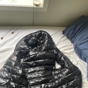 En Moncler väst  - Västen är använd en gång och de va it riktigt min stil
