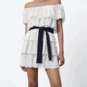 Zara prickig volangklänning - Fint skick