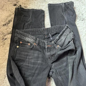 Grå jeans från Weekday - Säljer ett par grå jeans från Weekday i modellen Arrow Low Straight. De har lite urtvättad färg och är i storlek 26/34. Enbart testade och aldrig använda. Skrivvför mer info samt bilder!! 