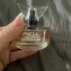 Parfym från hickap - En parfym från hickap: Vive la Liberté  Parfymen är endast testad men jag gillar mer tunga vanilj dofter medans denna är en fruktig blommig doft därav säljer jag den. Den är i 50ml