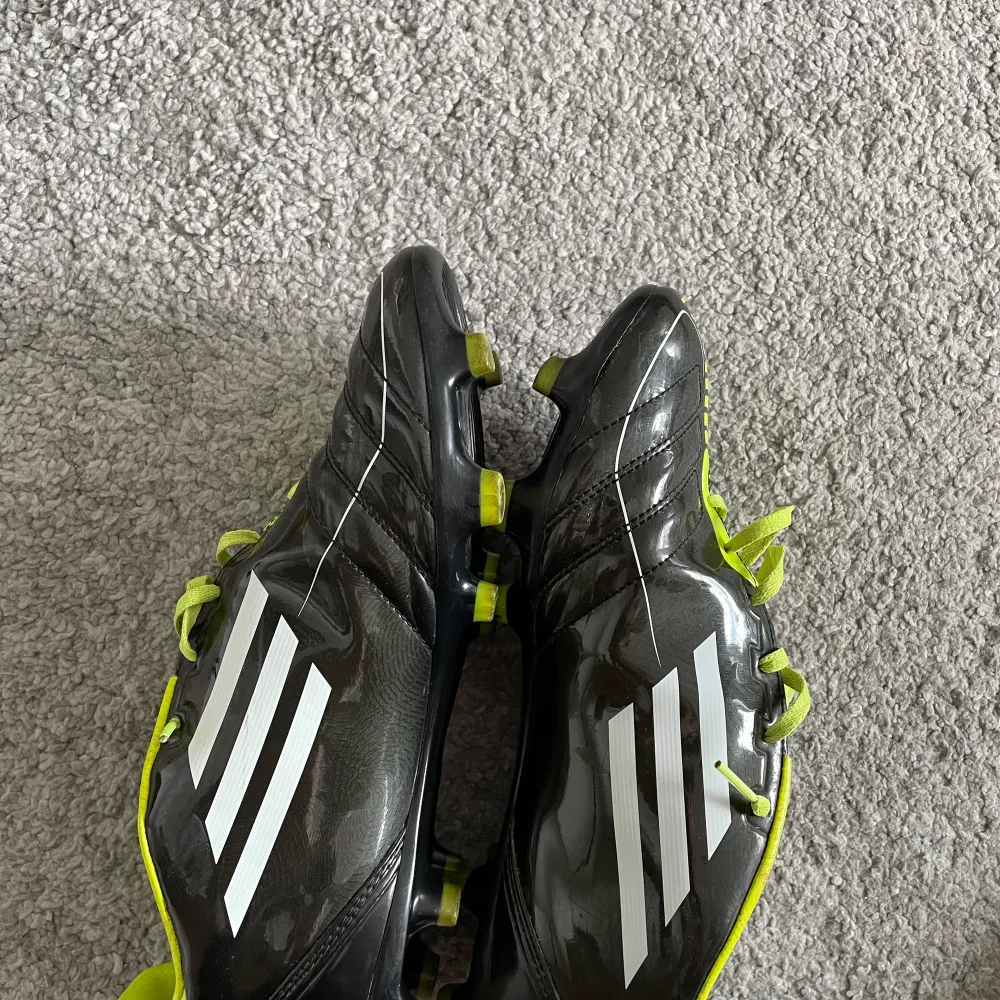 Säljer ett par fina Adidas F50. Dom är inprincip helt oanvända. (Max 3 gånger) Hör av er om ni har frågor!. Skor.