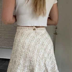 Tweed skirt  - Tweed kjol från Veronica Virta. Fodrad med sidentyg. Guldknapp och dragkedja bak. 