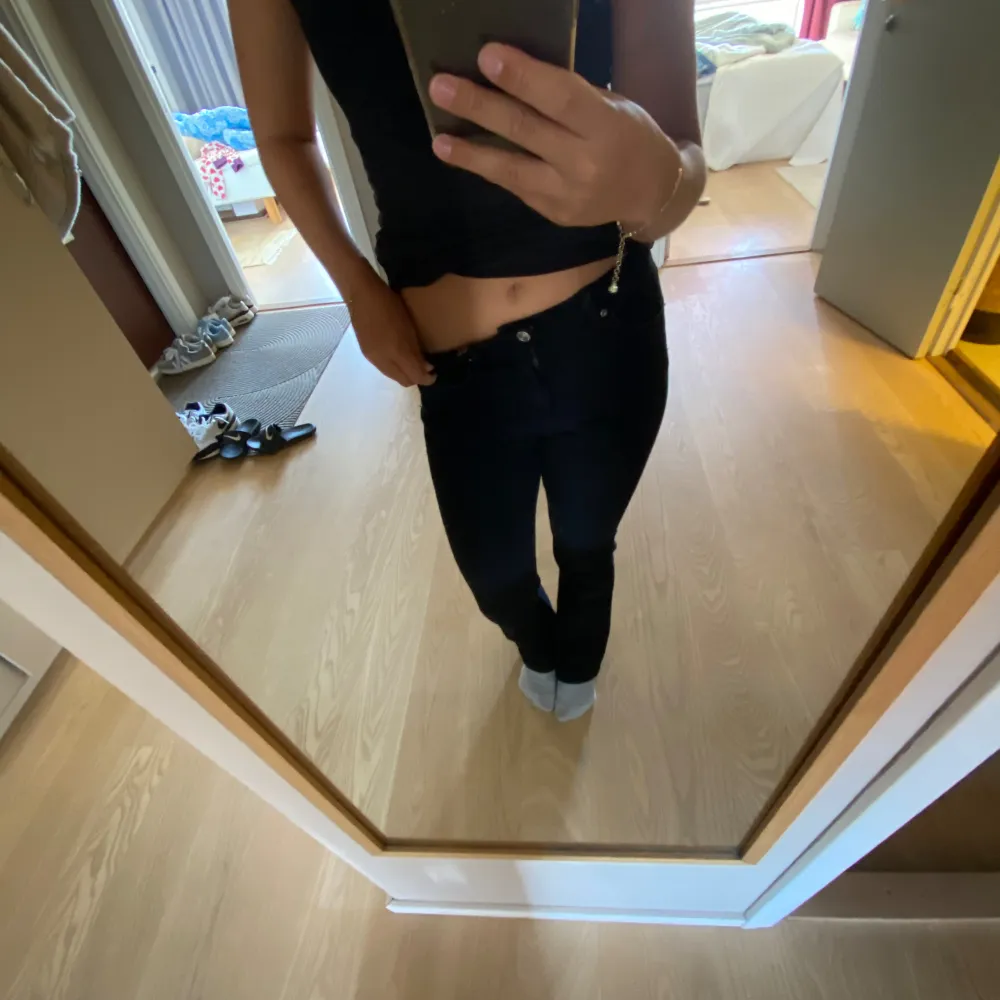 Svarta midwaist jeans, säljer för att de inte används längre. Nästan oanvända bra skick  . Jeans & Byxor.