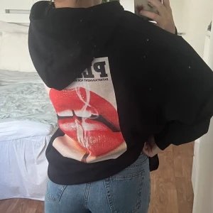 Playboy hoodie - Jag säljer min Playboy hoodie då den är alldeles för stor för mig 💋. Hoodien är bara använd en gång så därför är den nästan i nyskick. Den är i storlek 32 men skulle säga att den är mer som en L eller XL. För referens så brukar jag vanligtvis XS/S.