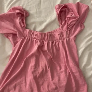 Rosa topp - Säljer denna gulliga topp som är så enkel att styla snyggt!!💞💞💞Är öppen för prisförslag😉