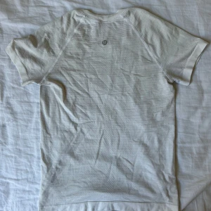 Lululemon T-shirt - Så snygg tränings tshirt från Lululemon i storlek 2. 🤍🤍🤍🤍