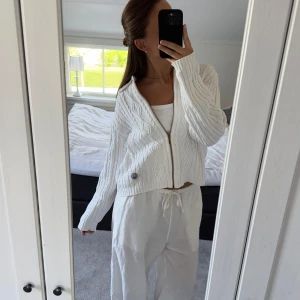 Zip-Up Kofta - Säljer denna jättefina Zip-Up tröjan!! (OBS: Flyttar till USA i september så avslutar all min försäljning då).🇺🇸