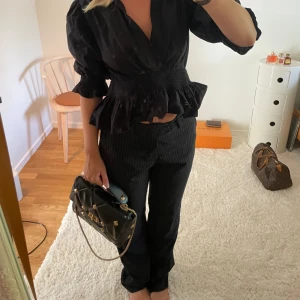 Randiga kostymbyxor  - Super snygga Lågmidjade kostymbyxor med små ränder!!! Helt slutsålda ❣️❣️