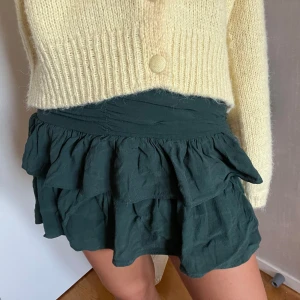 Zara kjol - Grön zara kjol, jättesnygg men för liten för mig❣️