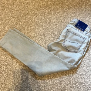 Jacob cohen jeans! - Ett par riktigt snygga jeans från jacob Cohen i ljusblå färg som är väldigt clean,jeansen är i storlek W29 och passar dig som är 170! Bara att hojta vid funderingar osv🥂