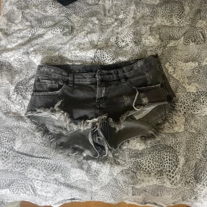 Shorts one teaspoon - Så fina grå one teaspoon shorts som tyvärr inte passar mig, pris kan diskuteras vid snabb affär 💕 Nypris ca 1300