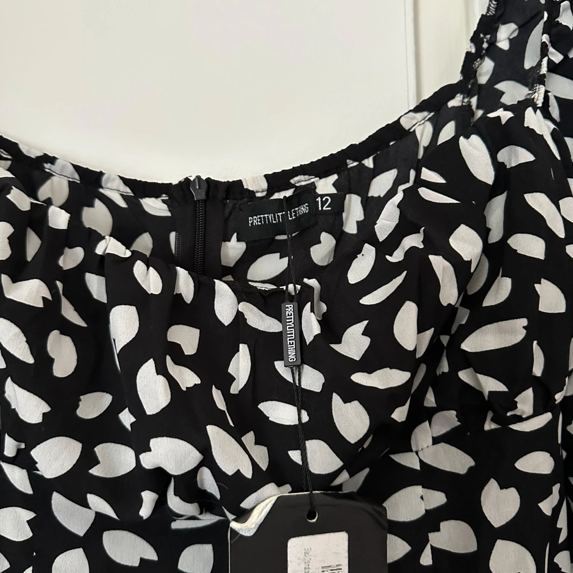 Prickig klänning - PLT - 91