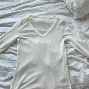 Intimissimi tröja - Vit V-ringad tröja, använd 1 gång, pris kan diskuteras 