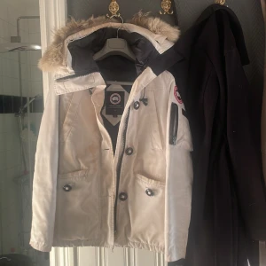 Canada Goose Jacka - Här har vi då min jacka som jag har använt rätt flitigt, har tyvärr inget kvitto då det är borttappat efter jag har haft den i typ 4 år. Den behöver en kemtvätt. Utöver att den är använd är det en super fin jacka som håller en varm när vintern är här