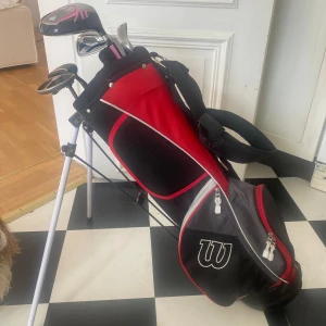 Junior golfset + bag (högerhänt) ca 8-10 år - Bag + golfset för junior (högerhänt) ca 8-10 år   Klubbor;  Järn 7  Järn 9  Putter  Driver