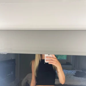 Svart croppat linne - Ett svart croppat linne 