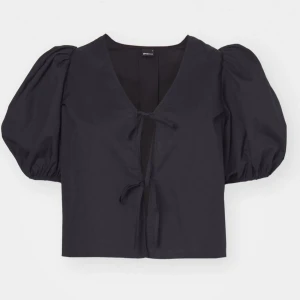 Knyt blus - Helt oanvänd svart Knytblus ifrån Gina Tricot, i storlek 36. Hör av er vid fler fårgor o bilder😊